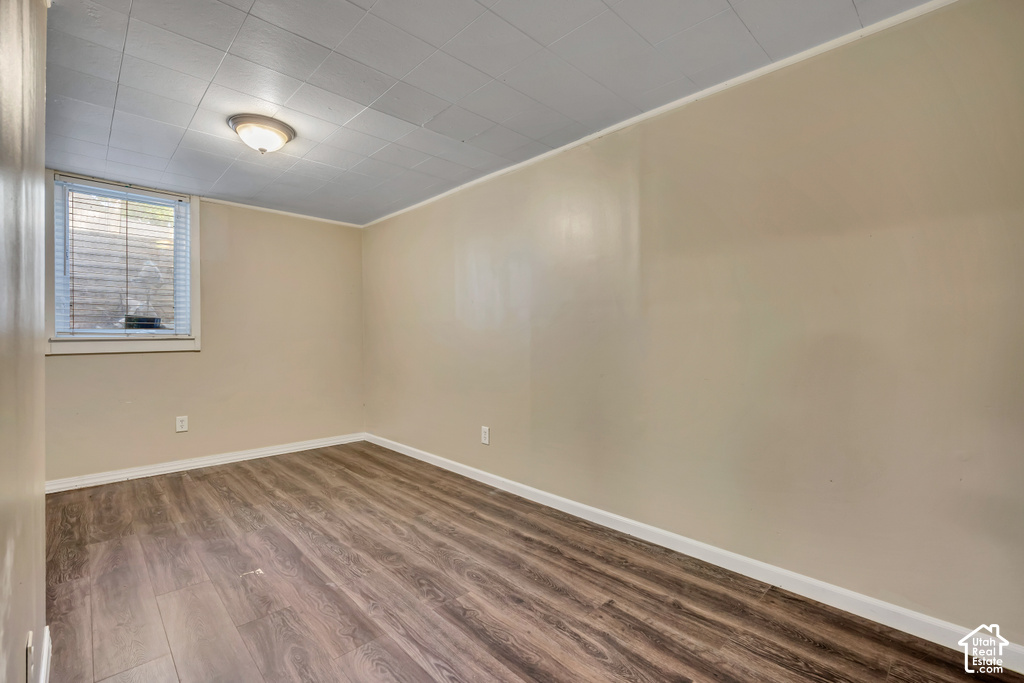 Recessed window with blinds, wood-finish flooring, and flush mount lighting