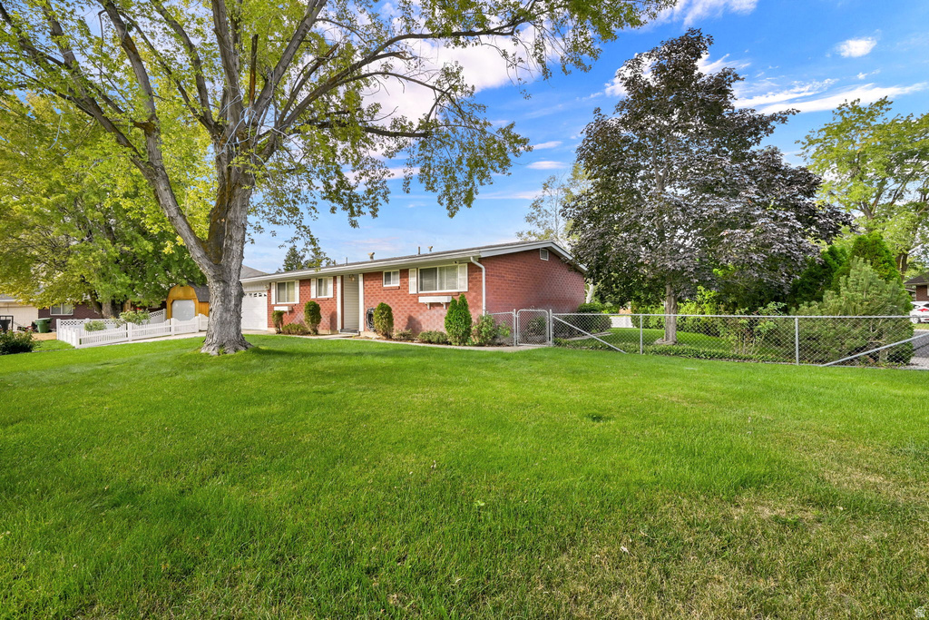 327 PARK PL photo 3