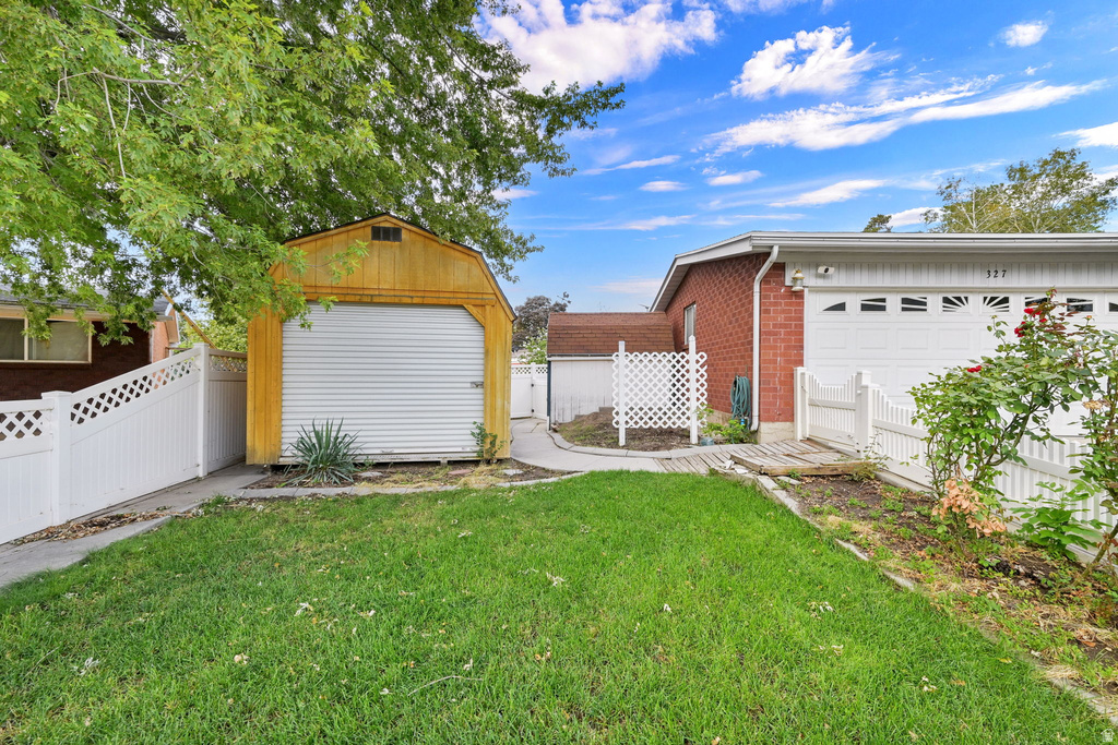 327 PARK PL photo 4