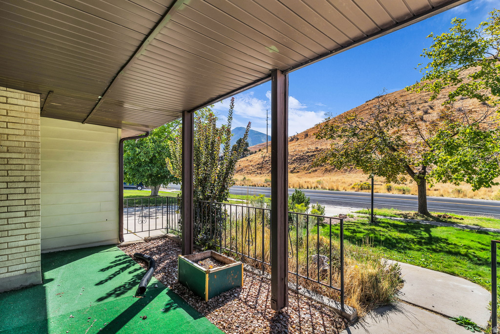 221 SKYLINE DR photo 2