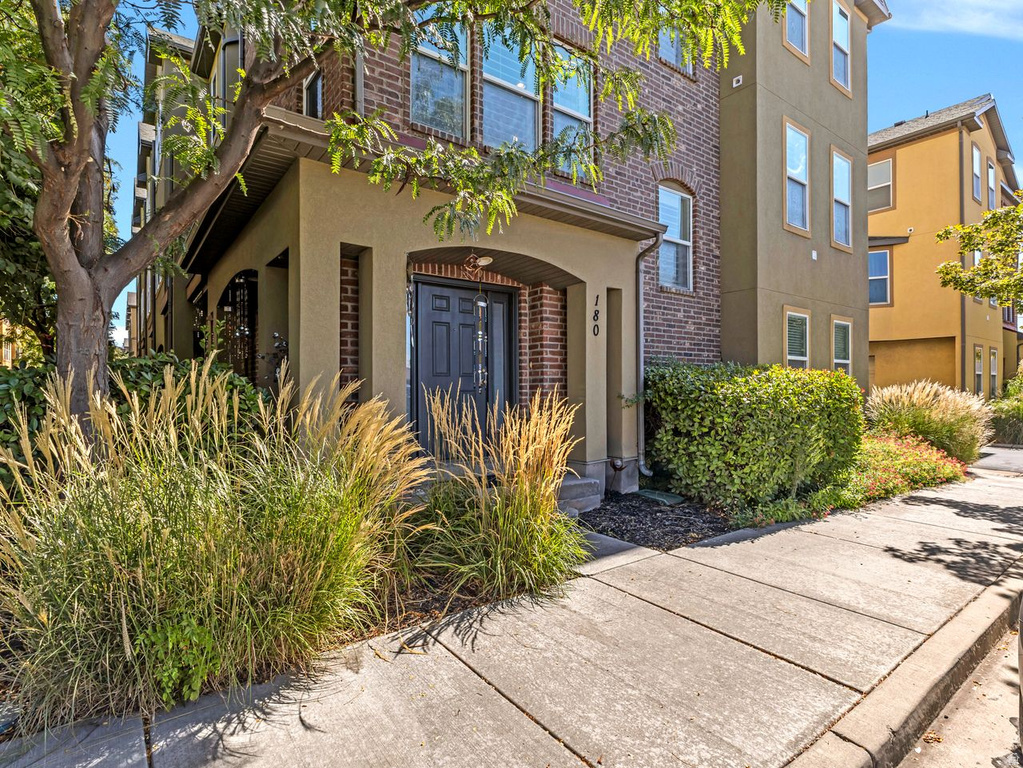 180 W BARRY LINKS WAY photo 3