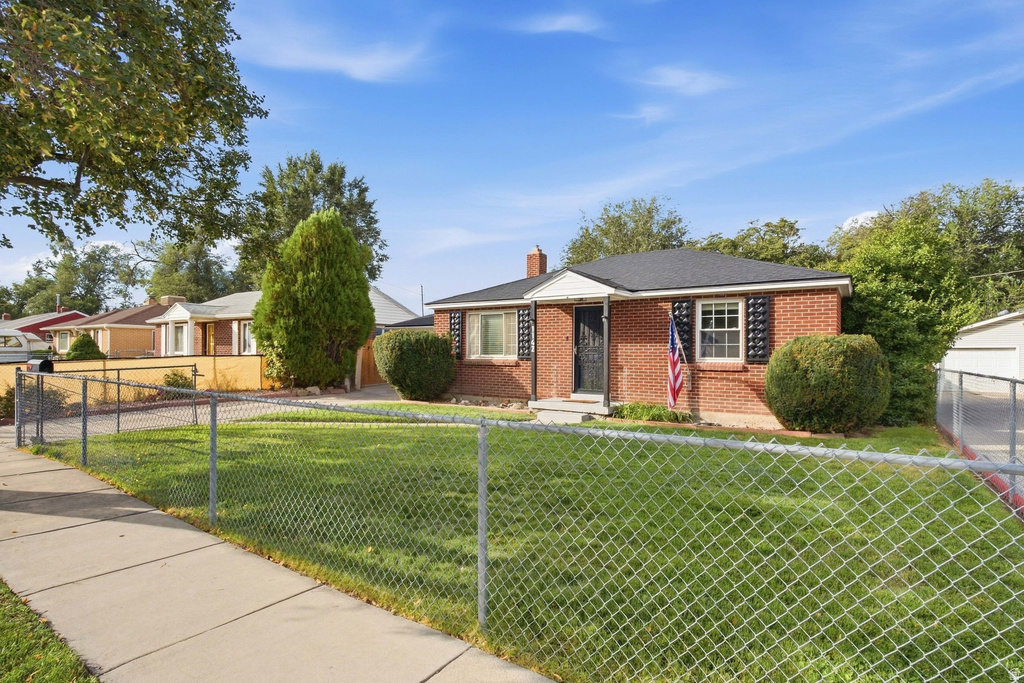 1142 S REDWOOD DR photo 2
