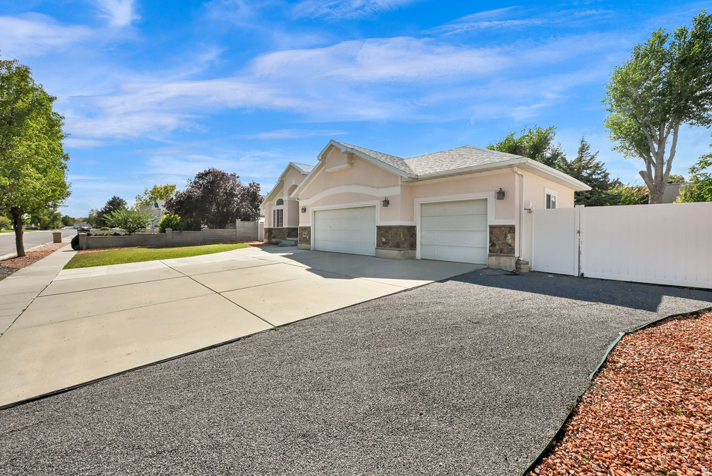 8848 S 2070 W photo 4