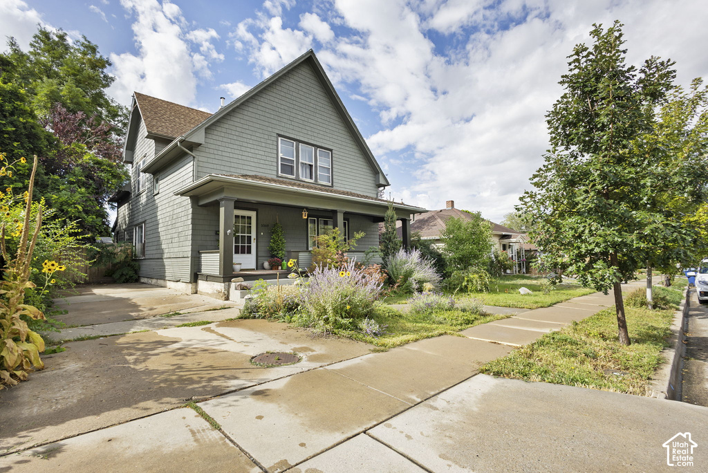 1069 CAPITOL ST photo 2