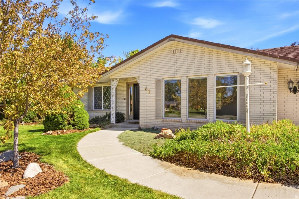61 AMBER AVE photo 4