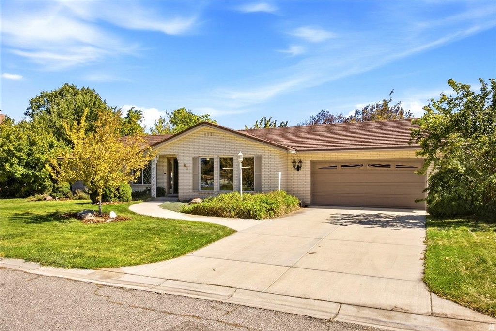 61 AMBER AVE photo 3