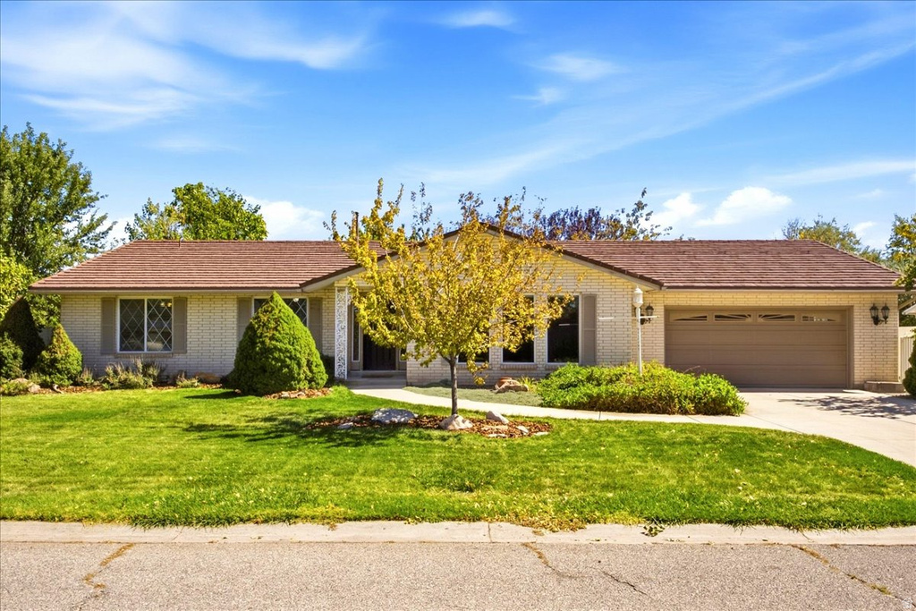 61 AMBER AVE photo 2