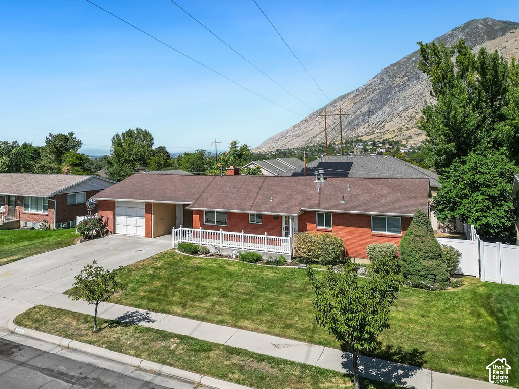 1079 E HILLCREST DR photo 2