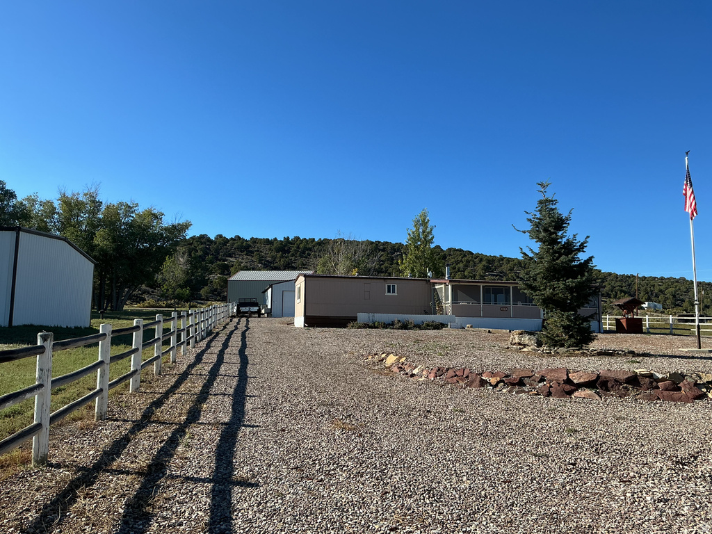1464 E VALLEY DR photo 2