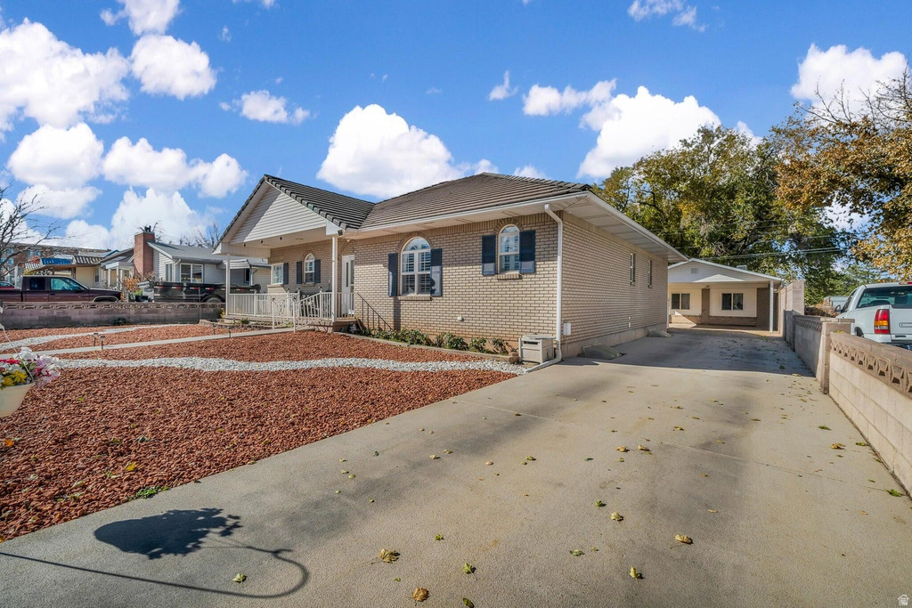 271 N 600 W photo 2