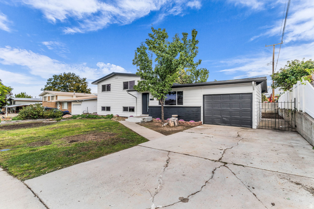 554 NELSON AVE photo 3