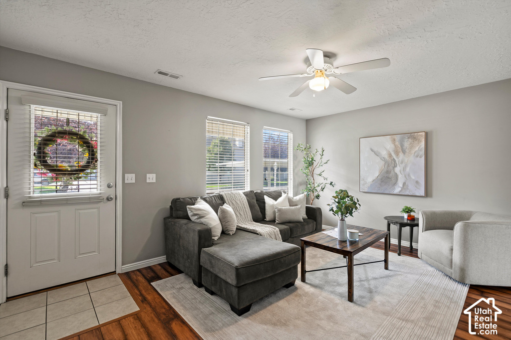 1032 SARA LN photo 3