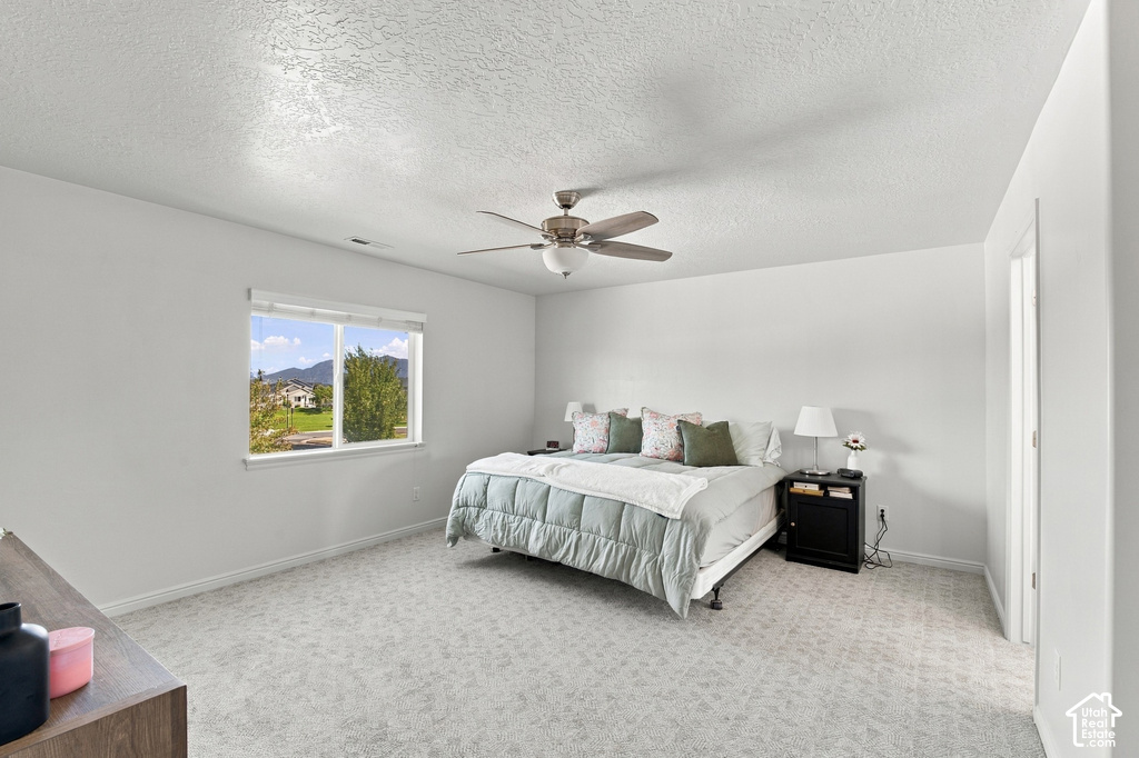 Recessed lighting and ceiling fan with integrated lighting