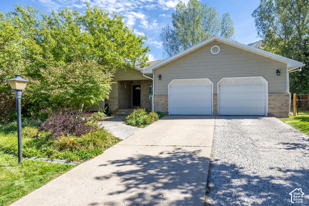 1575 SUMAC DR photo 3