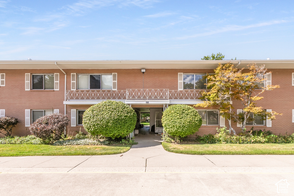 2223 E CARRIAGE LN photo 2