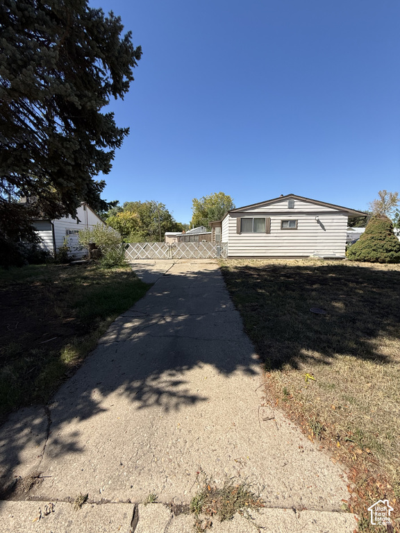 220 GLEN PL photo 5