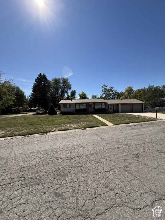220 GLEN PL photo 3