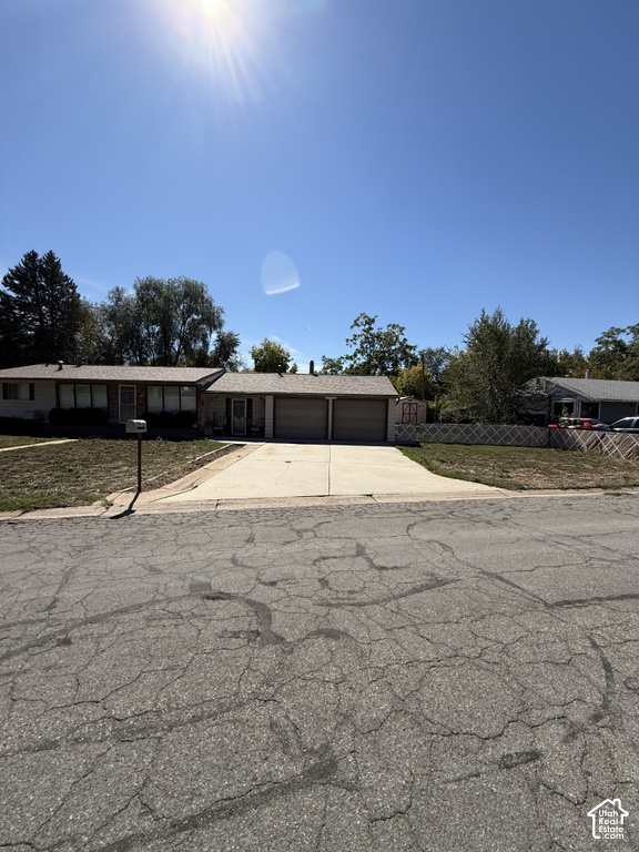 220 GLEN PL photo 2