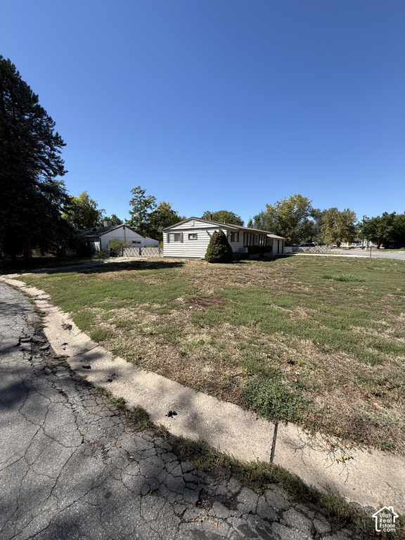 220 GLEN PL photo 4