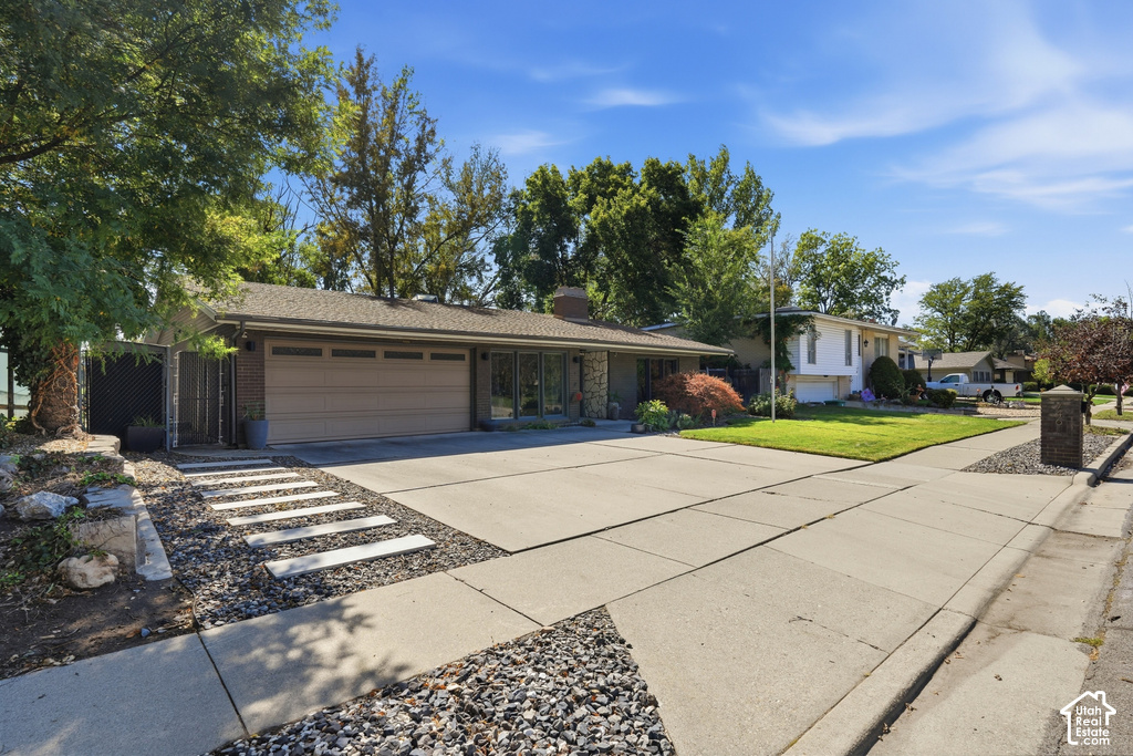 746 E PONTIAC DR photo 3