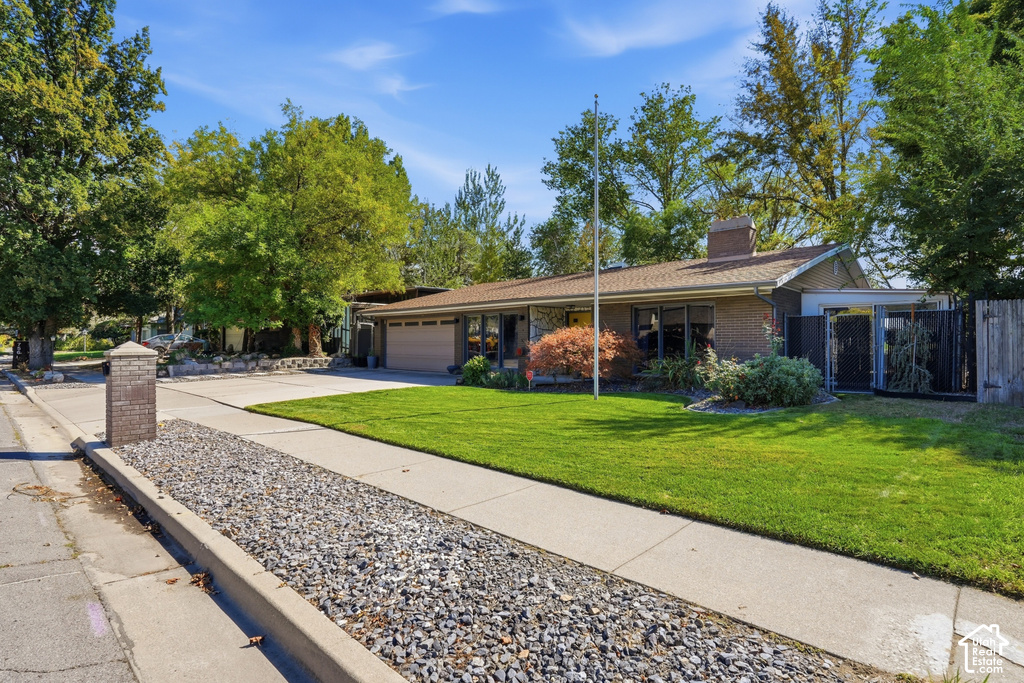 746 E PONTIAC DR photo 2