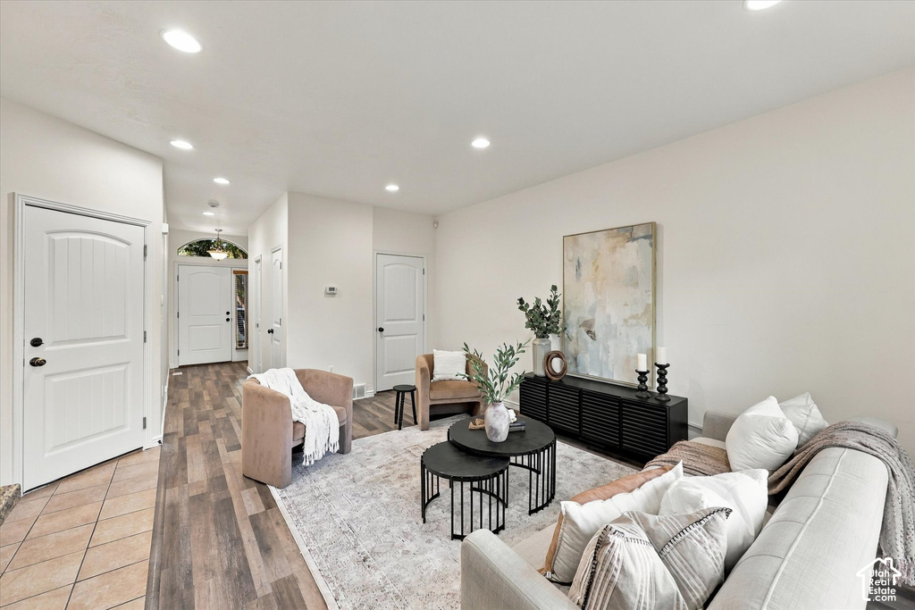 251 E AILEE LN photo 3