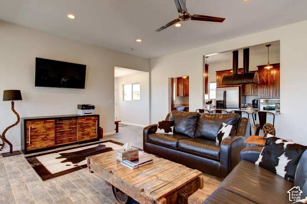 152 E CAROLS LN photo 5