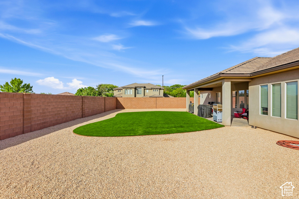 156 E HOLLY WAY photo 3