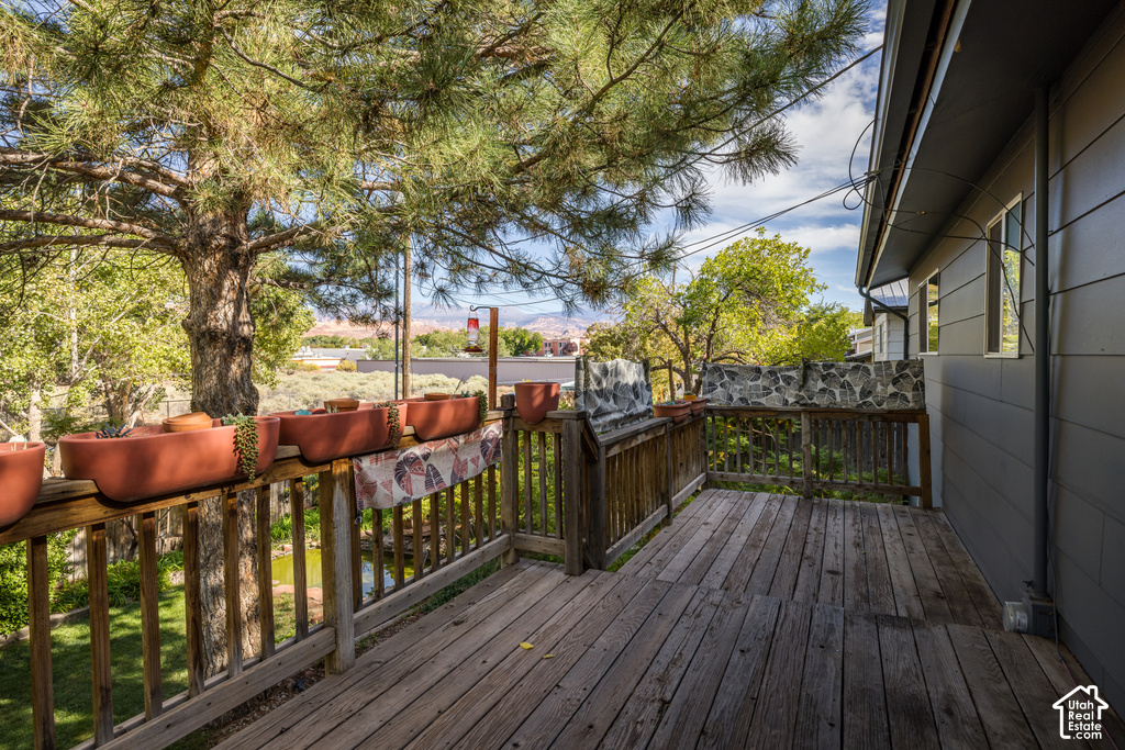 831 MOUNTAIN DR photo 5