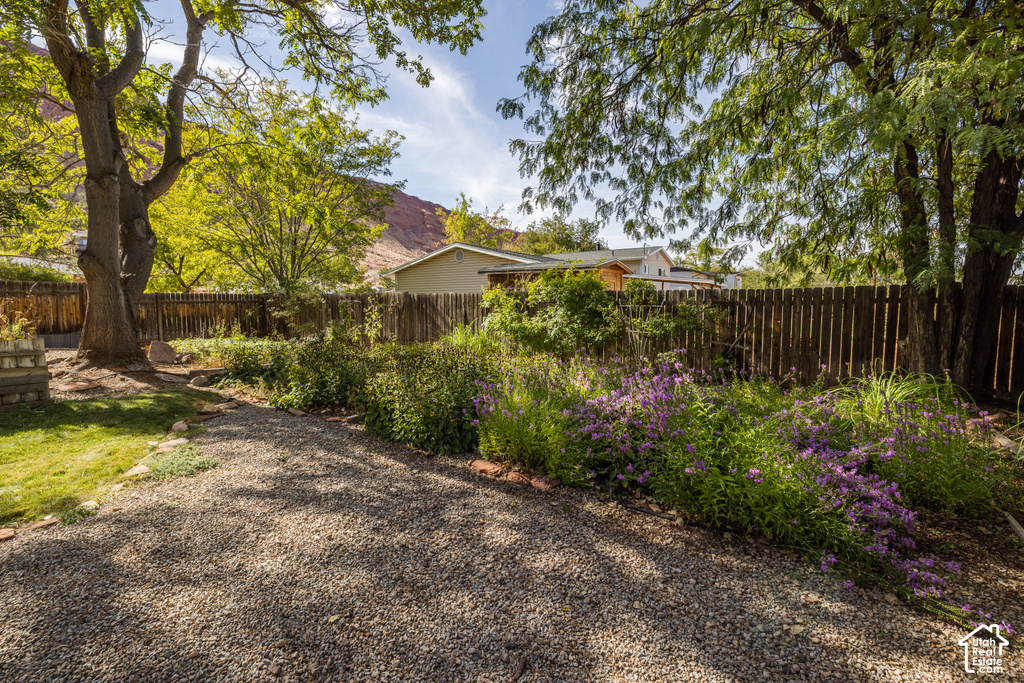 831 MOUNTAIN DR photo 3