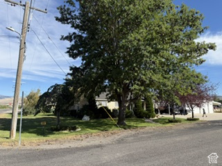 305 S 100 E photo 4