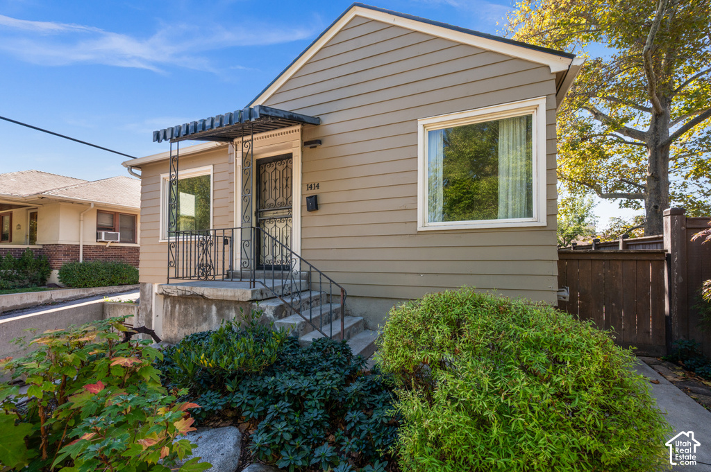 1414 E LOGAN AVE photo 3
