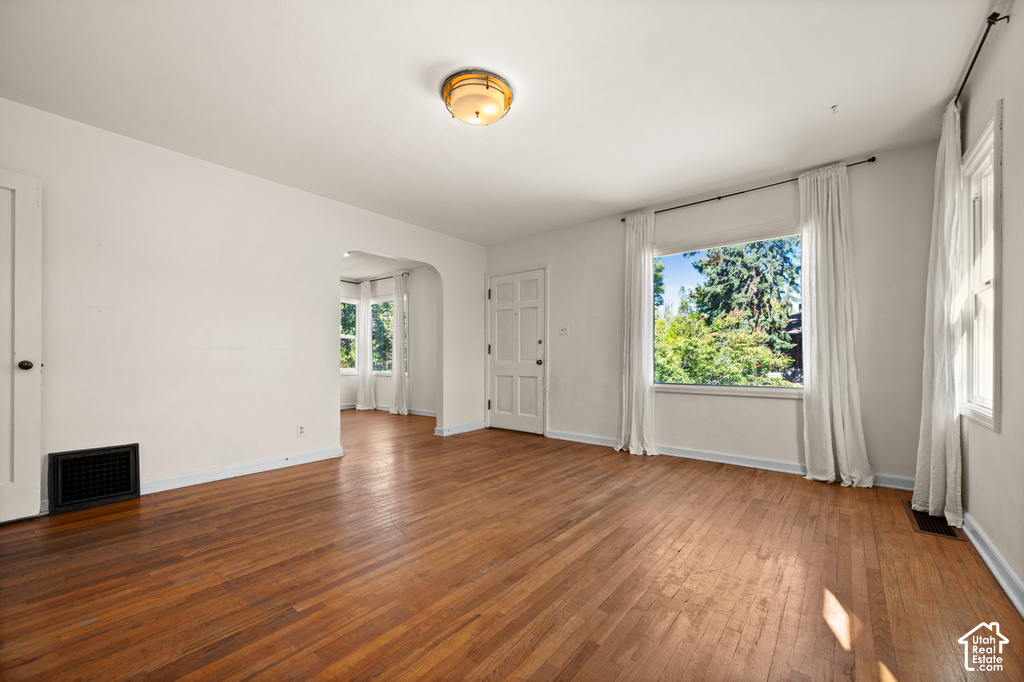 1414 E LOGAN AVE photo 4
