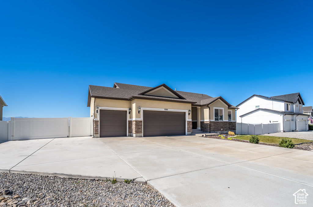 8285 N LAKESHORE E DR photo 2