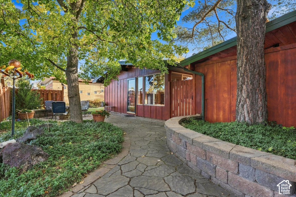 848 JUNIPER DR photo 3