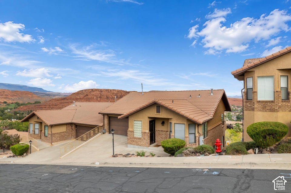 556 N RIDGECREST CIR photo 2