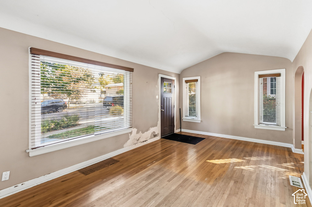 1212 E KENSINGTON AVE photo 2
