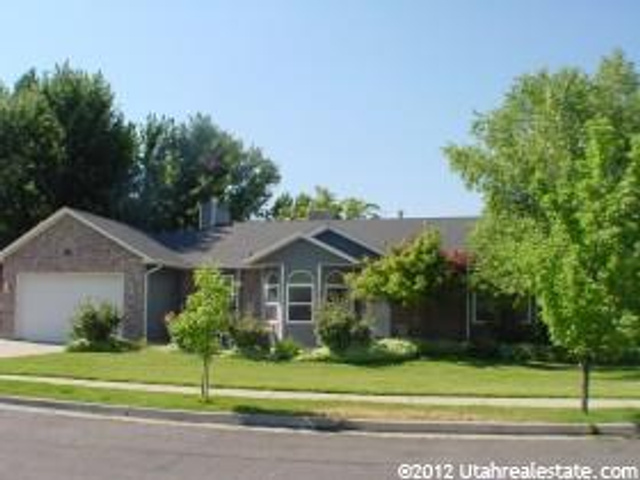 383 W Williams Ln, Centerville, UT 84014