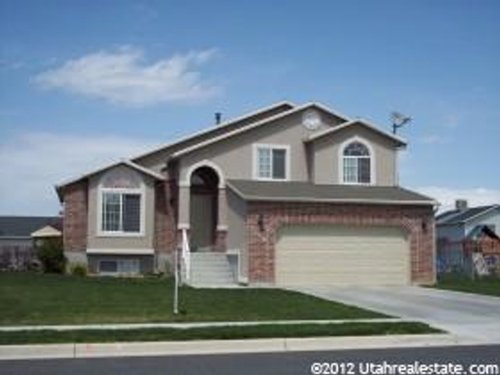 1118 W 2400 N, Clinton, UT 84015