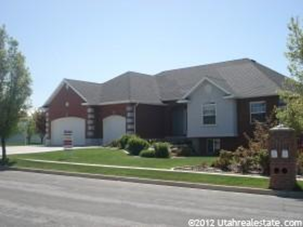 1061 W 2500 S, Syracuse, UT 84075