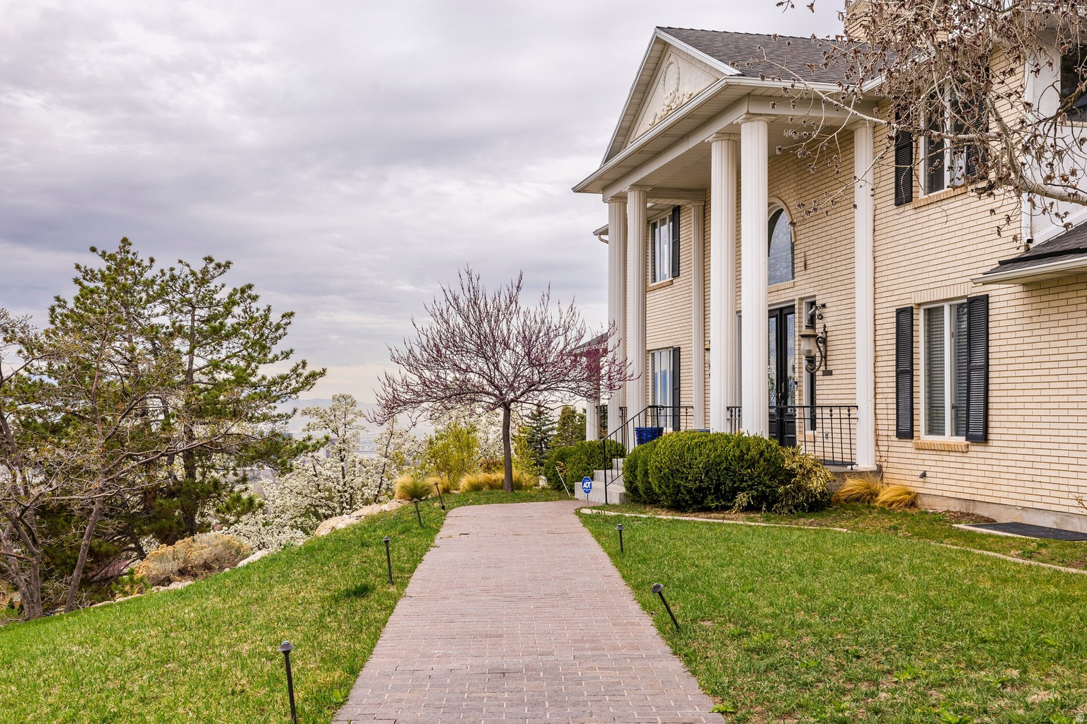 325 N FEDERAL HEIGHTS CIR, Salt  Lake  City, UT, 84103