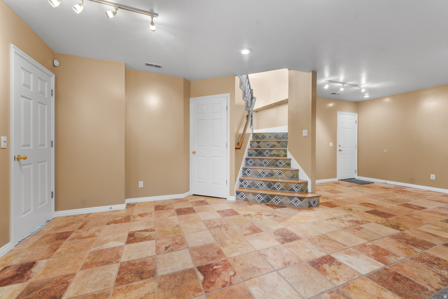 1447 E EDGECLIFF DR, Sandy, UT, 84092