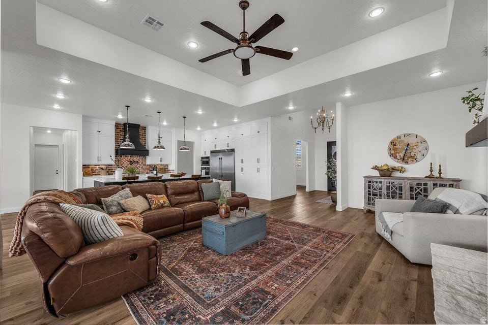 1398 E DELLCORERO DR, St.  George, UT, 84770