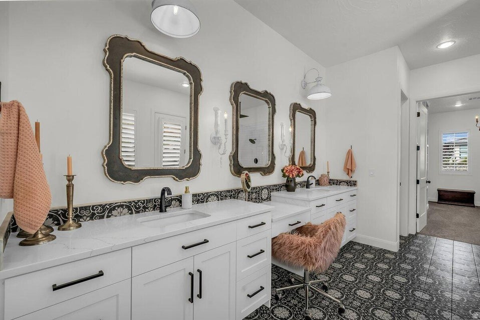 1398 E DELLCORERO DR, St.  George, UT, 84770