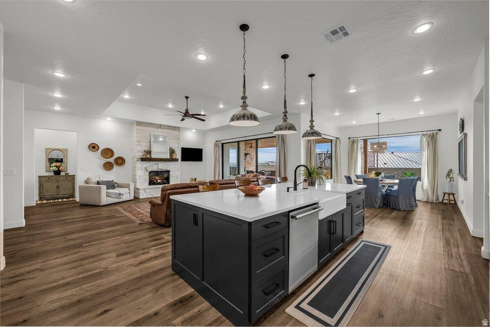 1398 E DELLCORERO DR, St.  George, UT, 84770