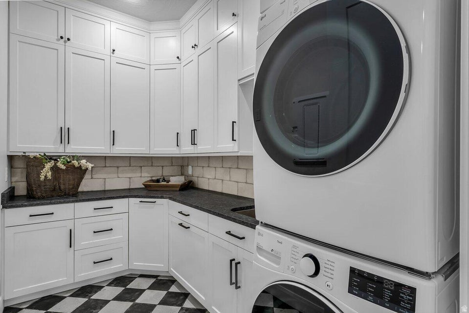 1398 E DELLCORERO DR, St.  George, UT, 84770