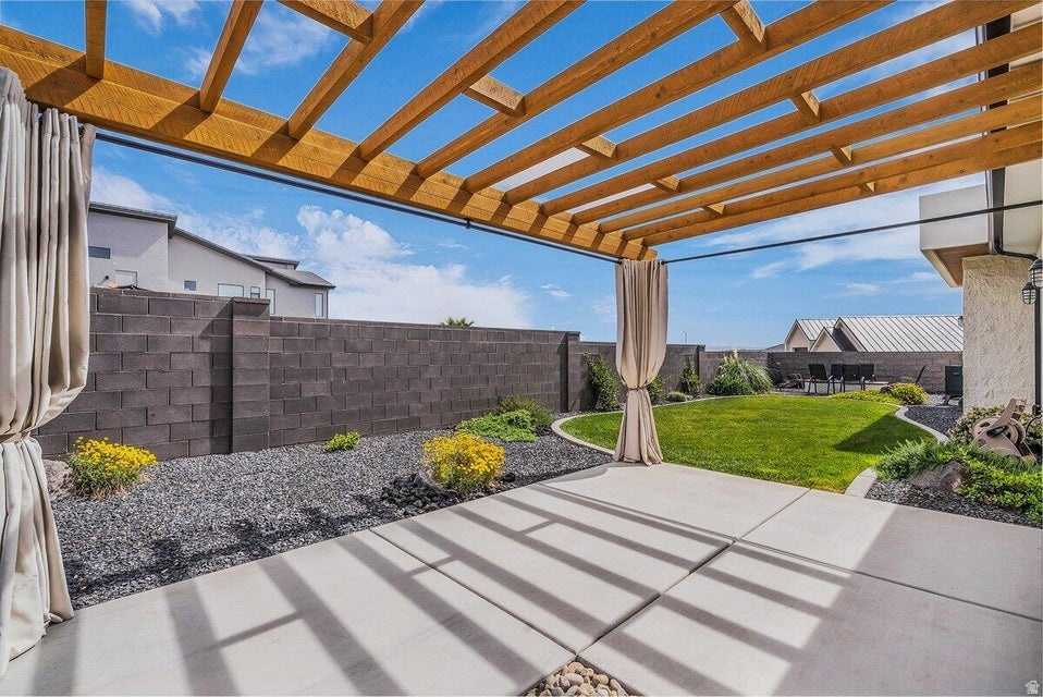 1398 E DELLCORERO DR, St.  George, UT, 84770