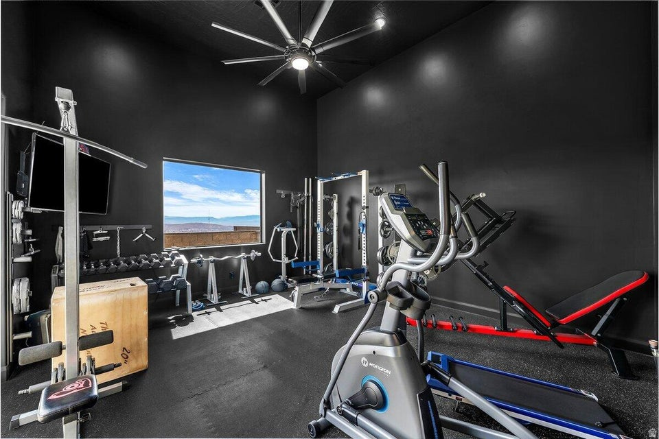 1398 E DELLCORERO DR, St.  George, UT, 84770