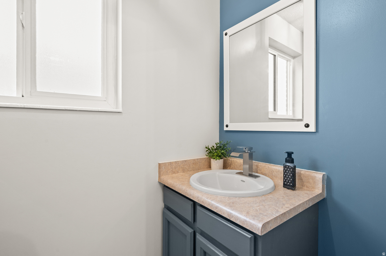 9750 S INDIAN RIDGE DR, Sandy, UT, 84092