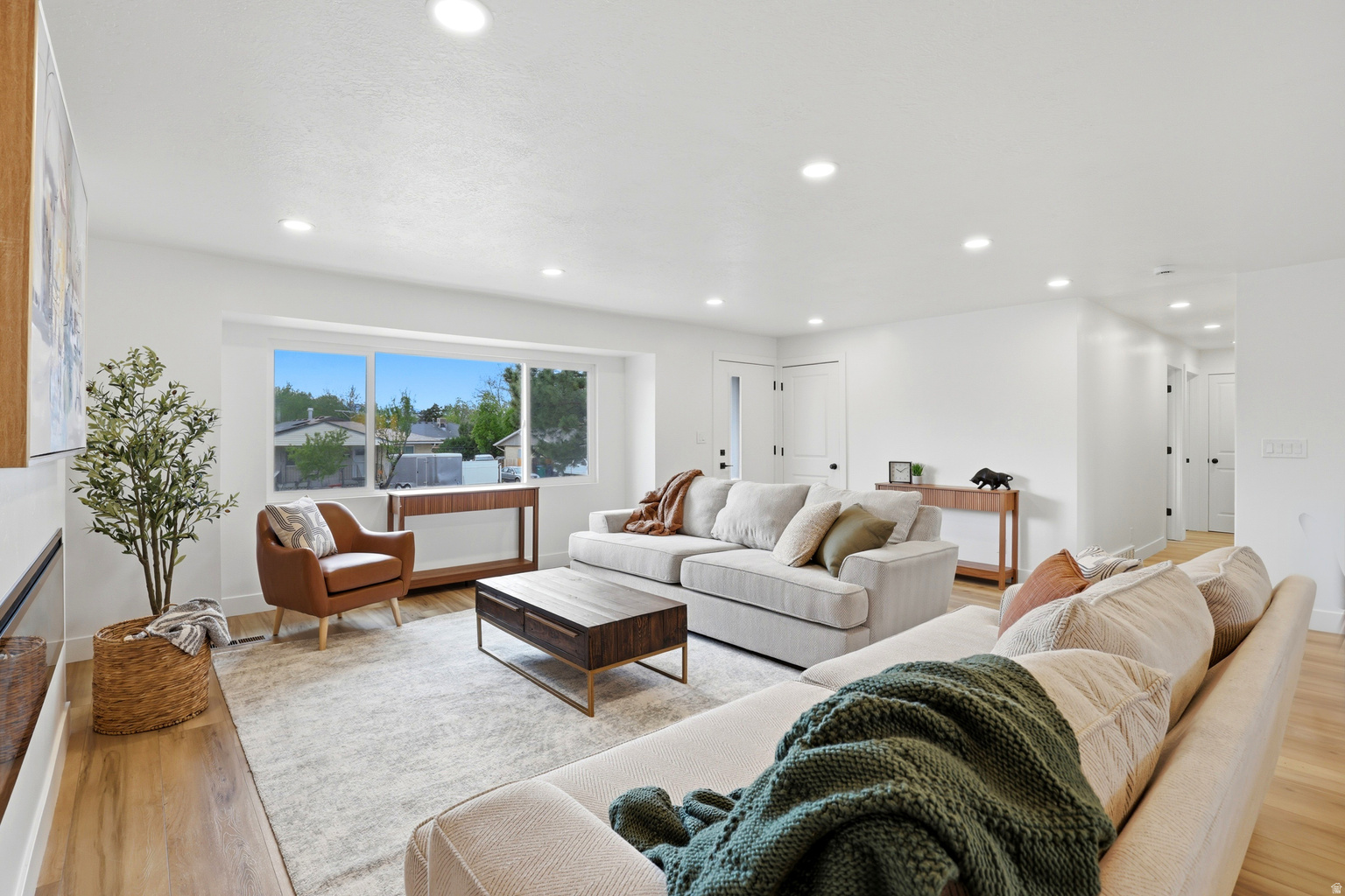 8643 S VAQUERO DR E, Sandy, UT, 84094